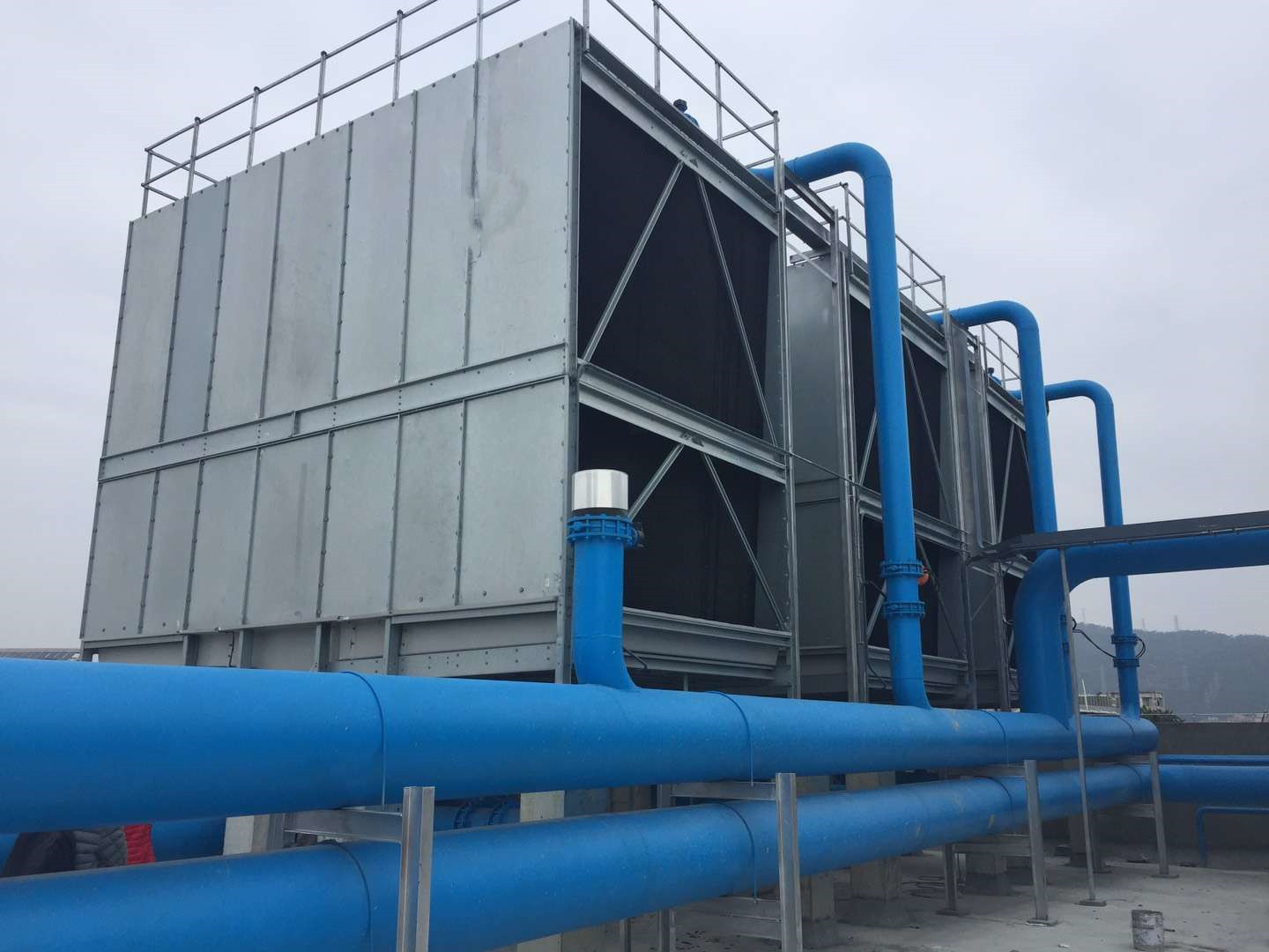 冷卻塔內壁凹凸不平整部分如何處理？(冷卻塔內壁刷油漆)